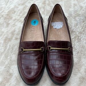 SOUL Naturalizer Burgundy Croc-Embossed Loafers with Gold Tone Bit size 6
